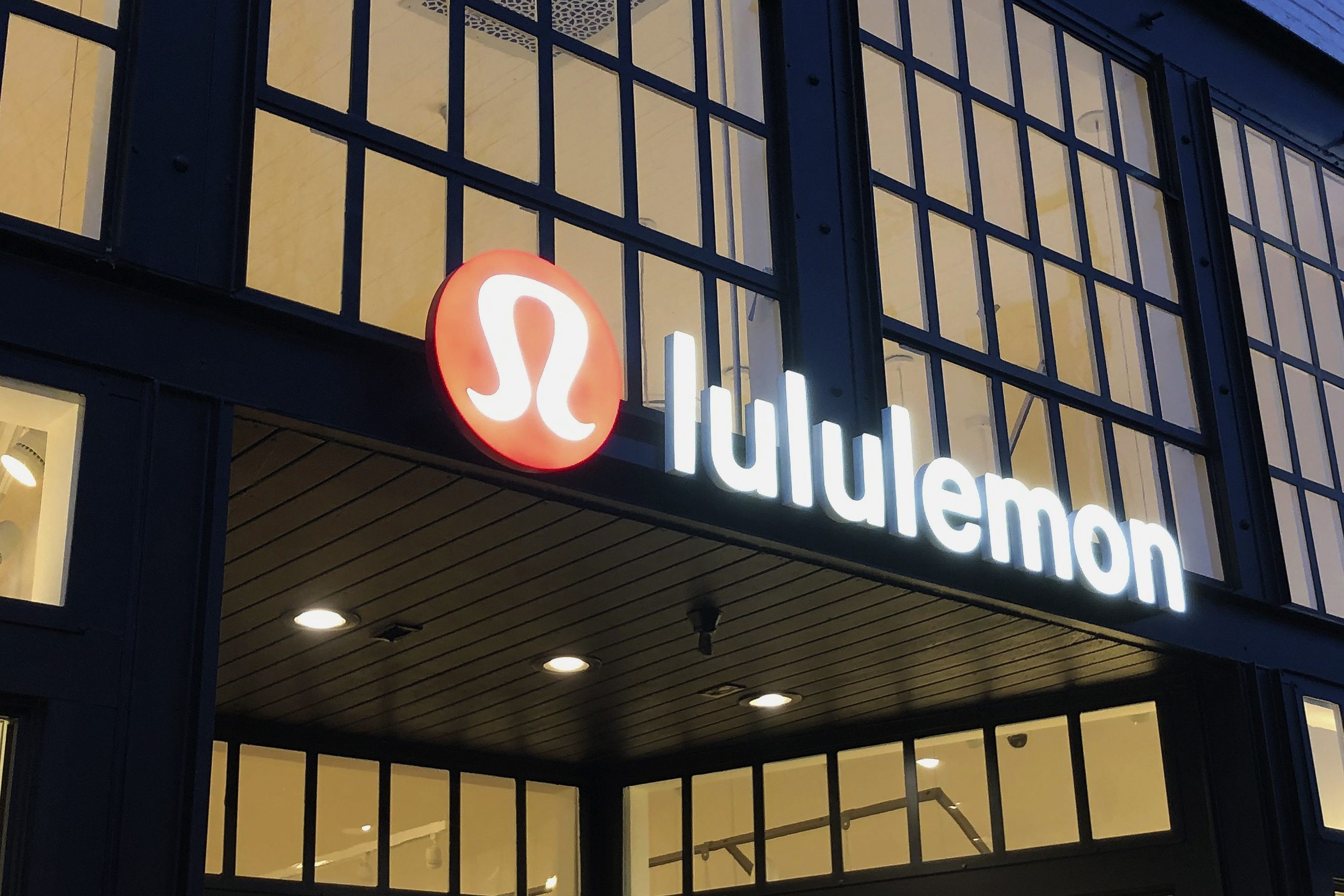 Lululemon buys at-home exercise startup 